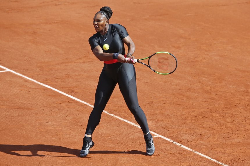 Serena Williams, în "catsuit", câştigă primul meci la un Grand Slam după ce a născut