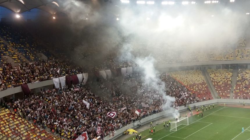 Aproximativ 15.000 de spectatori prezenţi la meciul Steaua - Rapid de pe Arena Naţională; Fanii au aruncat cu petarde şi fumigene