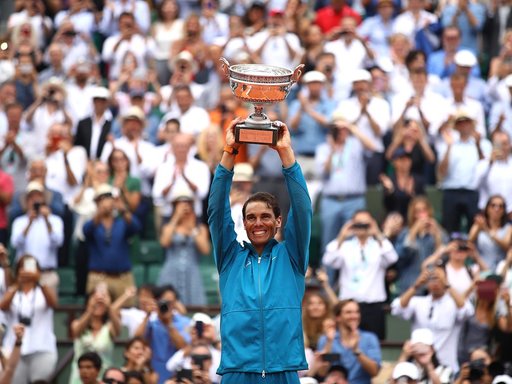 Nadal, probleme la mână în setul al treilea al finalei de la RG: Nu mai putem să ţin racheta
