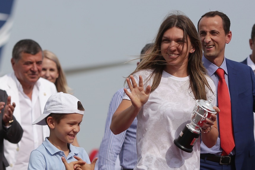 Simona Halep a revenit în ţară după victoria de la Roland Garros: Cel mai frumos moment al carierei şi al vieţii mele a fost când s-a cântat imnul României. Visez la mai multe trofee de acest fel - FOTO