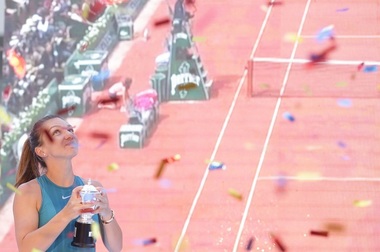 Simona Halep şi-a prezentat trofeul de la Roland Garros pe Arena Naţională în faţa a zeci de mii de oameni: Sunt foarte mândră că sunt româncă. Gabriela Firea, huiduită din tribune. Reacţia primarului Capitalei - VIDEO, FOTO