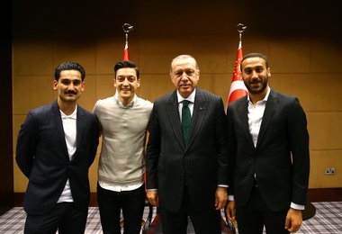 Maşina lui Gundogan, avariată după ce jucătorul a apărut într-o fotografie cu Recep Tayyip Erdogan