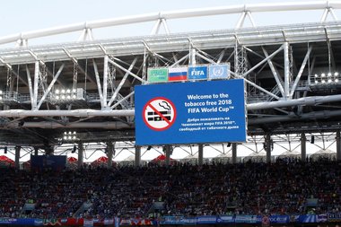 Maradona a fumat trabuc şi a purtat două ceasuri la meciul Argentina - Islanda