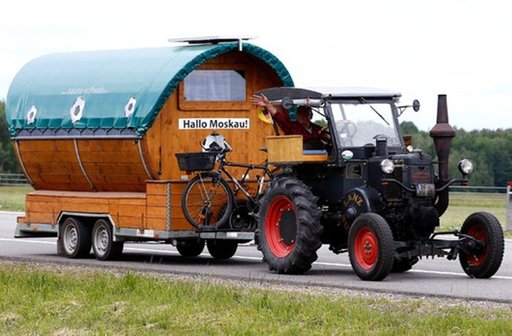Un german a făcut 2.400 de kilometri cu tractorul şi a ajuns la timp pentru a vedea înfrângerea campioanei mondiale