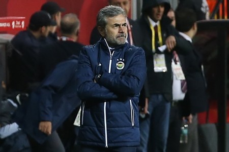 Fenerbahce anunţă despărţirea de tehnicianul Aykut Kocaman