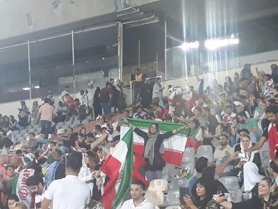 Femeile au putut asista, alături de bărbaţi, la transmiterea meciului cu Spania, pe un stadion din Teheran