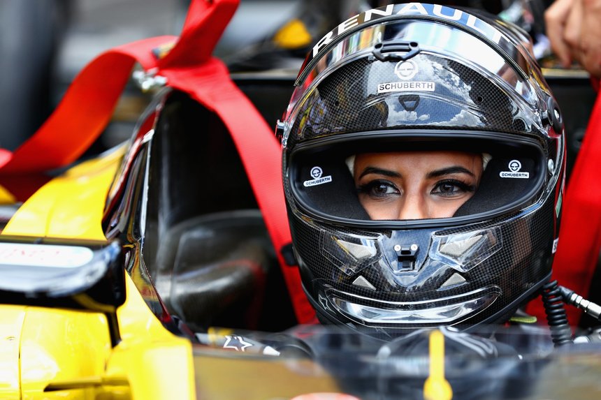 Aseel Al-Hamad a condus un monopost de F1, duminică, zi când intră în vigoare decretul prin care femeile saudite pot urca la volan