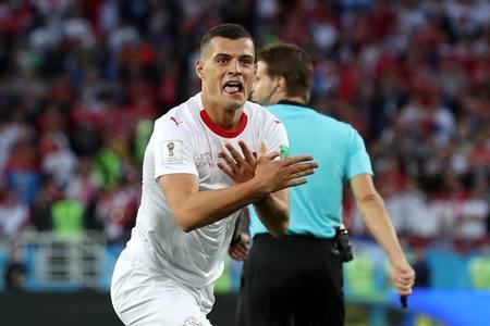Xherdan Shaqiri şi Granit Xhaka amendaţi de FIFA, după ce au sărbătorit printr-un gest pro-albanez la meciul cu Serbia