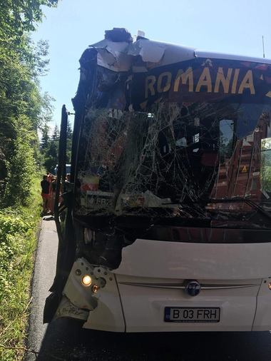 UPDATE - Autocarul loturilor de beach-handball juniori ale României, implicat într-un accident rutier în Muntenegru; Dedu: Nu e nimeni grav. MAE: Ambasada României este pregătită să acorde asistenţă consulară. FOTO