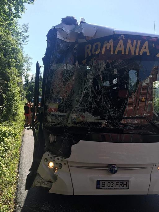 UPDATE - Autocarul loturilor de beach-handball juniori ale României, implicat într-un accident rutier în Muntenegru; Dedu: Nu e nimeni grav. MAE: Ambasada României este pregătită să acorde asistenţă consulară. FOTO