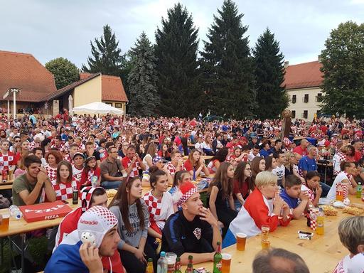 Mandzukici le-a făcut cinste cu bere în valoare de aproape 3.500 de euro fanilor din oraşul său natal