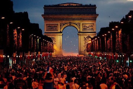 Sărbătoare la Paris după ce Franţa s-a calificat în finala Cupei Mondiale - FOTO, VIDEO