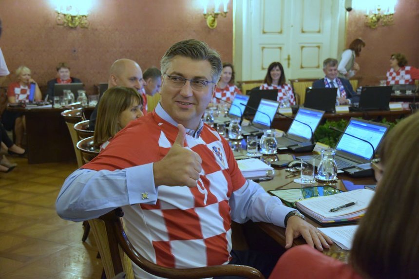Miniştrii croaţi au purtat tricouri ale echipei naţionale la şedinţa de Guvern de joi - VIDEO