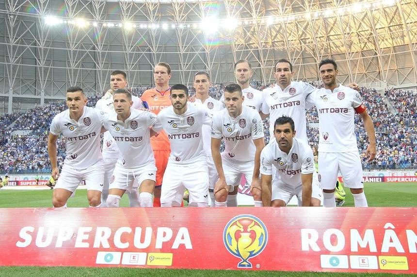 Jucătorii echipei CFR Cluj au primit Supercupa României de la preşedintele FRF, Răzvan Burleanu