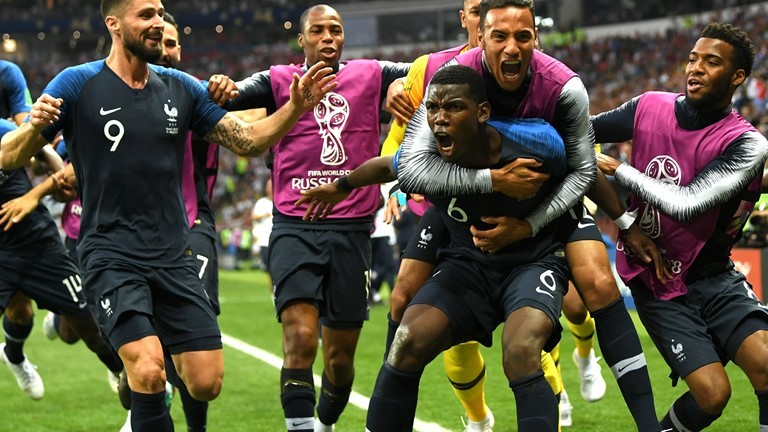 UPDATE: Franţa a învins Croaţia, scor 4-2, şi a câştigat Cupa Mondială la fotbal. Sute de mii de francezi au sărbătorit la Paris VIDEO