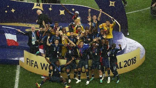 Căpitanul Franţei, Hugo Lloris, a primit trofeul Cupei Mondiale de la preşedintele FIFA, Gianni Infantino