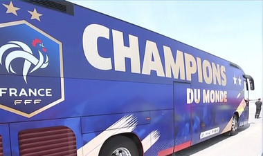 Campionii mondiali au sosit la Paris; Urmează defilarea pe Champs-Elysees şi recepţia de la Palatul Elysee- VIDEO