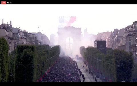 Sute de mii de persoane au fost prezente pe Champs-Elysees la defilarea campionilor mondiali. Jucătorii au fost primiţi de Macron - VIDEO