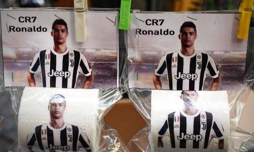 La Napoli se vinde hârtie igienică împachetată în pungi cu chipul lui Cristiano Ronaldo