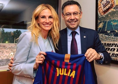 Julia Roberts la meciul FC Barcelona – Tottenham. Actriţa a primit un tricou al catalanilor şi o invitaţie la o partidă pe Camp Nou - VIDEO