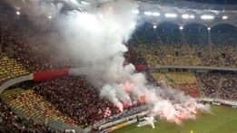 Torţe aruncate în teren de fanii dinamovişti; Meciul a fost întrerupt aproximativ trei minute