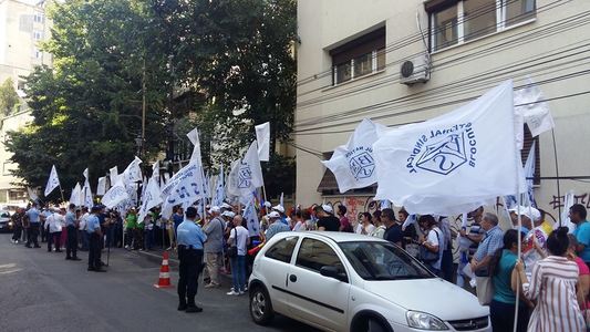 Miting de protest al angajaţilor din MTS/ Canotorii se solidarizează cu protestatarii / Liderul sindicatului s-a întâlnit cu secretarul de stat din MTS: Doamna minstru nu este, şi-a luat liber, deşi ştie că are grevă în toată ţara