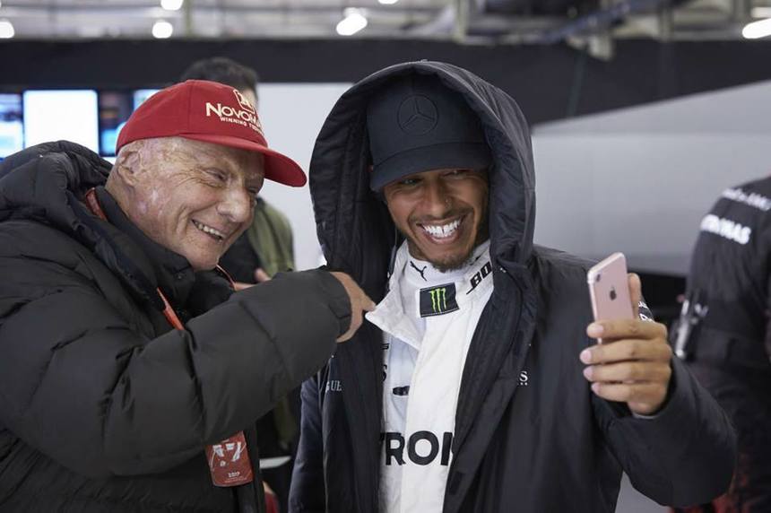 Niki Lauda nu mai este în coma indusă după transplant, respiră singur şi a putut vorbi cu familia sa
