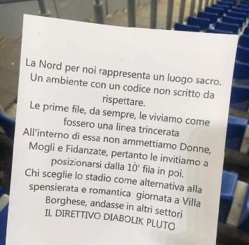 Broşură sexistă distribuită în tribune la meciul Lazio-Napoli; Federaţia italiană: Este gluma proastă a verii