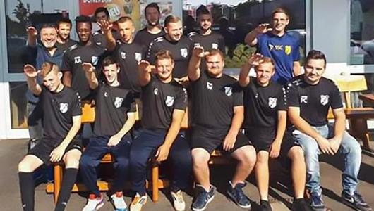 Şapte jucători, daţi afară de la o echipă din Germania pentru că au făcut salutul nazist