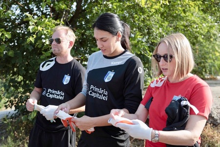 Cristina Neagu şi alţi sportivi de la CSM Bucureşti, alături de Szabo şi Johansson, au strâns gunoaiele din Delta Văcăreşti