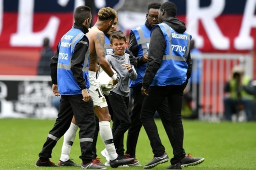 Neymar i-a dat tricoul de joc unui copil care a intrat pe teren la meciul Rennes – PSG pentru a-l îmbrăţişa - VIDEO
