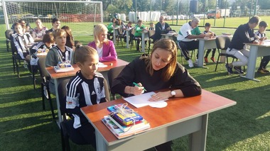 Ana Maria Popescu, Rică Răducanu şi Narcis Răducan, în bancă la ora de
caligrafie