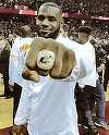 LeBron James a debutat în faţa propriilor fani la LA Lakers; A reuşit 13 puncte în 15 minute de joc
