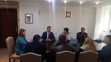 Peste 1000 de copii înotători se antrenează în aer liber, bazinul de la Lia Manoliu, închis din cauza unui şoarece. Ministerul nu are alternative