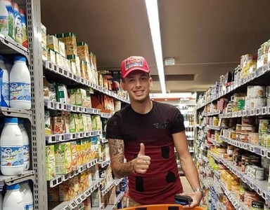 Lucas Ocampos a cumpărat alimente pentru persoane fără adăpost, alături de membri ai asociaţiei ABCD