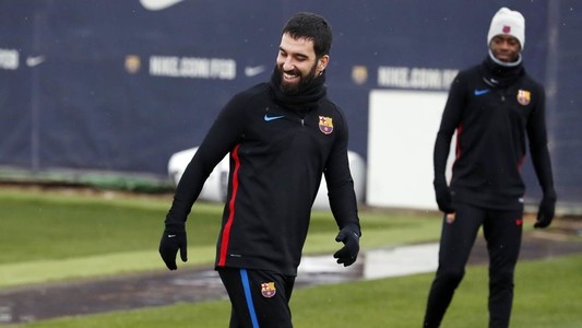 Arda Turan i-a spart nasul unui cântăreţ turc