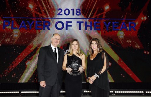 Simona Halep, după ce a primit trofeul WTA la gala de la Singapore: Cel mai bun an. Le mulţumesc fanilor mei