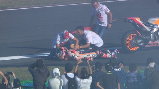 Marc Marquez, cu un umăr dislocat în timp ce se bucura de câştigarea titlului mondial