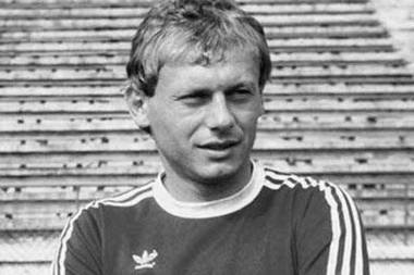 Sute de fani i-au adus un ultim omagiu lui Ilie Balaci; Hagi, Popescu şi Craioveanu, prezenţi la stadionul Ion Oblemenco