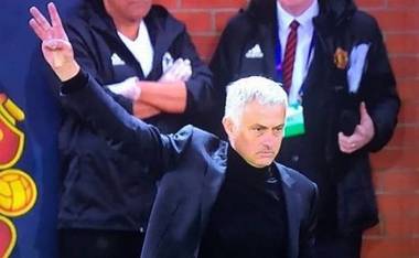 Insultat şi fluierat de fanii echipei Juventus Torino, Mourinho le-a răspuns cu un gest provocator