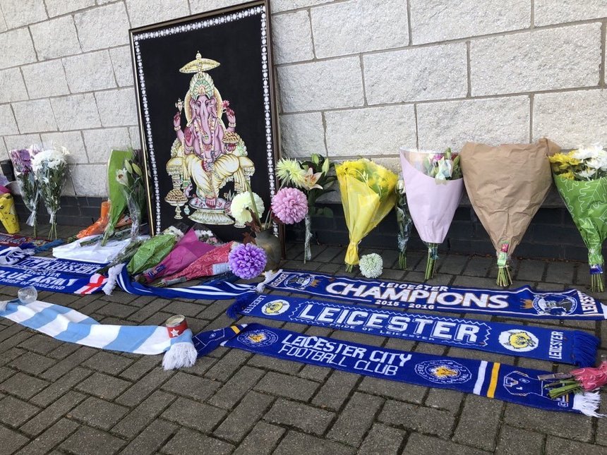 Fanii echipei Leicester depun flori şi aprind lumânări la stadion