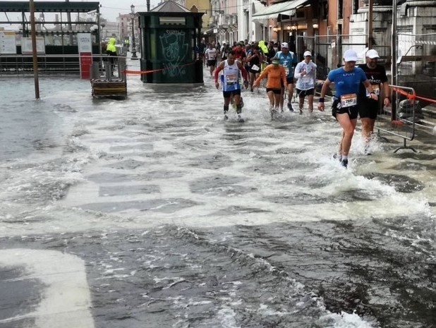 Alergătorii au “înotat” la Maratonul Veneţiei (VIDEO)