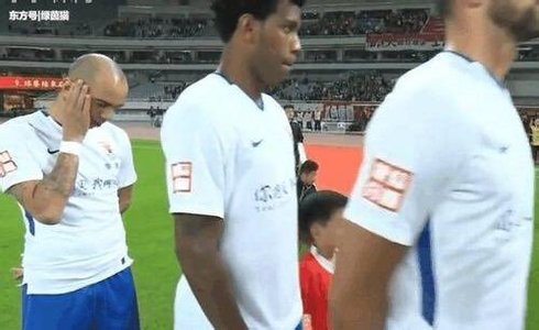 Diego Tardelli (Shandong Luneng) a fost suspendat un meci pentru că nu a avut o atitudine solemnă la intonarea imnului Chinei