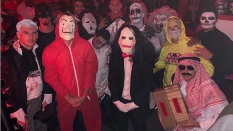Rafinha îşi cere iertare după ce s-a deghizat în arab terorist de Halloween