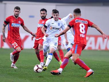 CSU Craiova a învins în deplasare Politehnica Iaşi, scor 3-0, în Liga I. Gazdele au jucat în inferioritate numerică aproape tot meciul