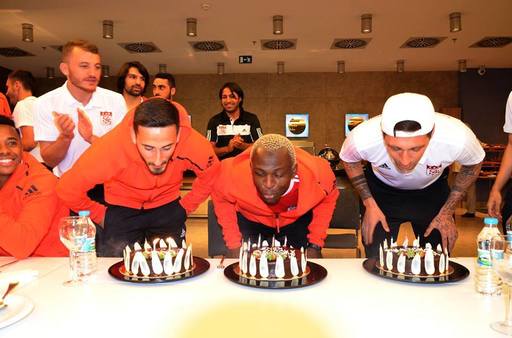 Paul Papp, sărbătorit alături de doi colegi de la Sivasspor, la hotelul în care este cazată echipa înaintea meciului cu Beşiktaş
