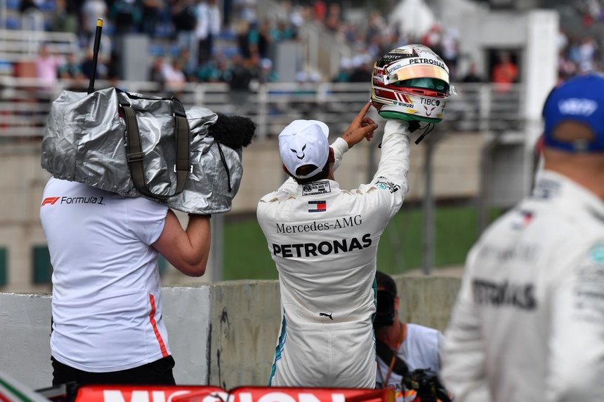 F1: Lewis Hamilton pe prima poziţie a grilei în Brazilia. Este al 100-lea pole position al echipei Mercedes