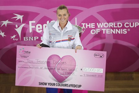 Petra Kvitova a primit Fed Cup Heart Award şi a donat cecul de 10.000 de dolari spitalului care i-a salvat mâna