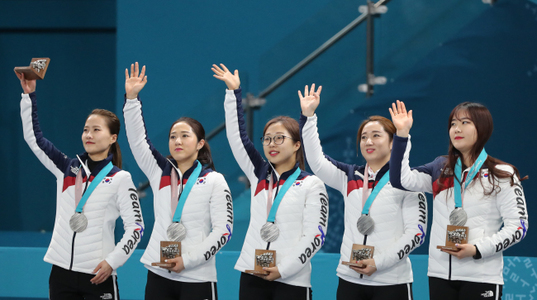 Echipa feminină de curling a Coreei de Sud îşi acuză antrenorii de abuz verbal
