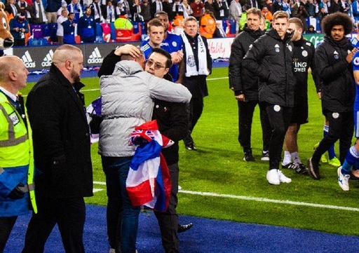 Petiţie pentru reprimirea pe stadion a unui fan al echipei Leicester care a intrat pe teren ca să îl consoleze pe fiul lui Vichai Srivaddhanaprabha - VIDEO